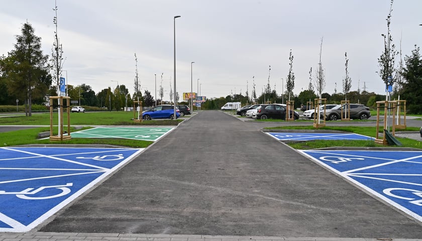 Parking P+R przy skrzyżowaniu Strzegomskiej z Rogowską. Zdjęcie ilustracyjne. 