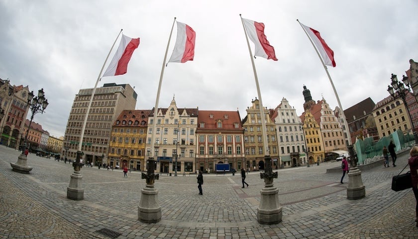 Flagi przed wrocławskim ratuszem