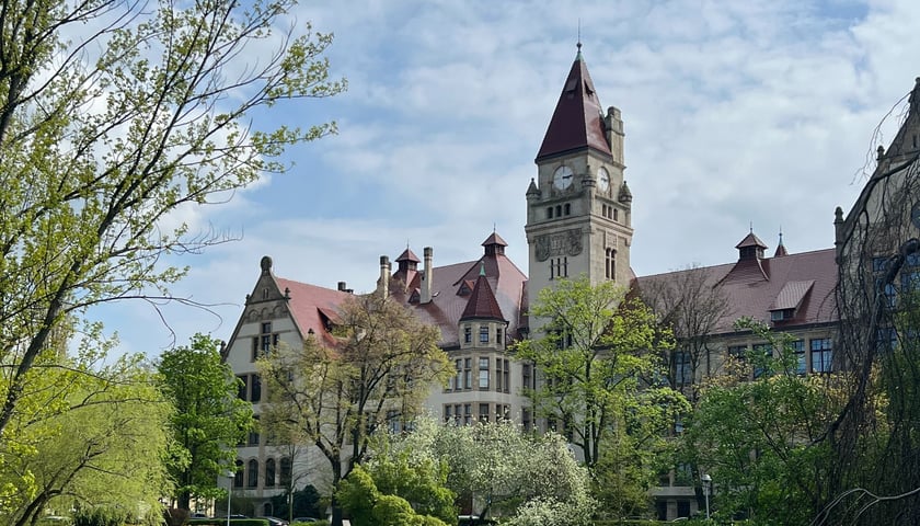 <p>Na zdjęciu park Stanisława Tołpy z widokiem na budynek Wydziału Architektury Politechniki Wrocławskiej.</p>