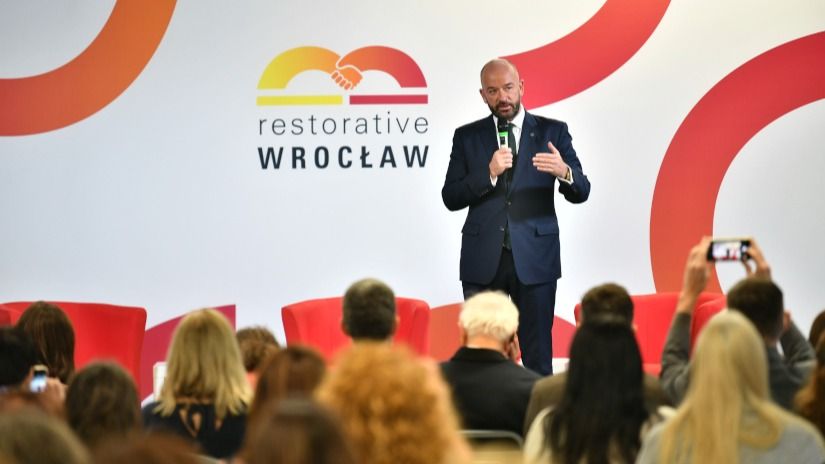 Prezydent Wrocławia Jacek Sutryk podczas konferencji Miasto sprawiedliwości naprawczej - most do porozumienia", 8 listopada 2021.