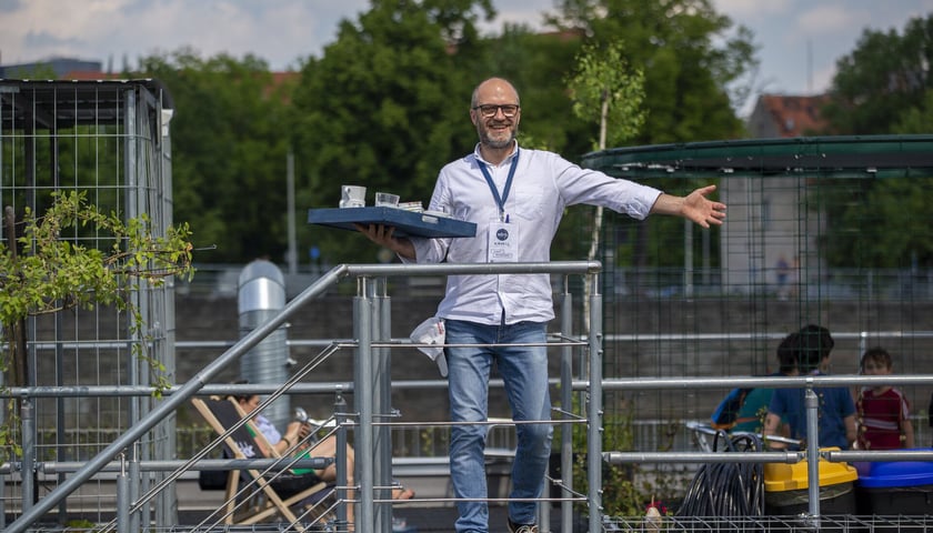 Kamil Zaremba z Fundacji OnWater witający gości Odra Centrum, zdjęcie ilustracyjne