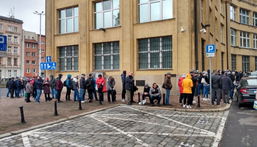 Pod budynkiem NBP przy ul. Ofiar Oświęcimskich ustawiła się długa kolejka.