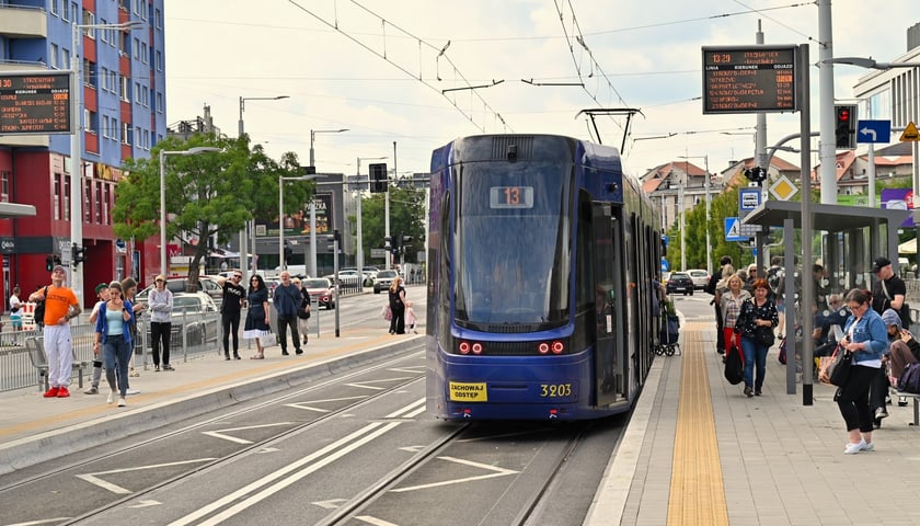 Badanie ruchu m.in. pokaże to, jak na sposób podróżowania wpłynęło otwarcie trasy autobusowo-tramwajowej na Nowy Dwór. Na zdjęciu pasażerowie na przystanku Strzegomska (krzyżówka) na Nowym Dworze.
