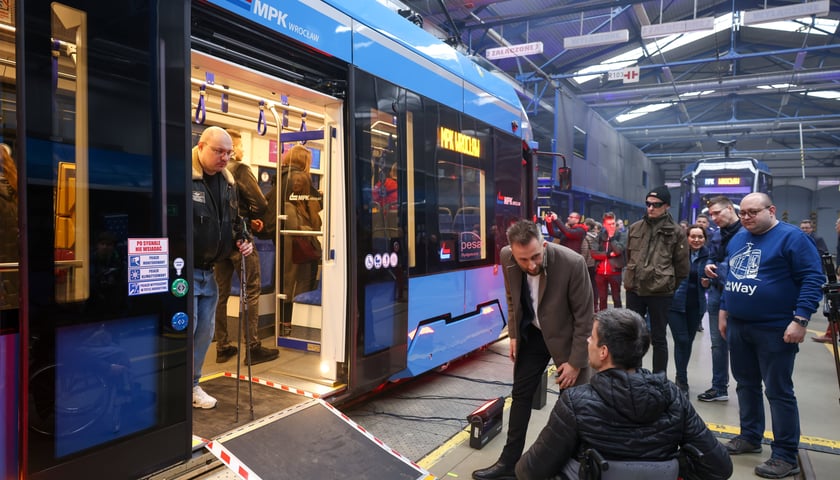 Nowo zakupione tramwaje PESA też będą posiadały szereg udogodnień dla osób z niepełnosprawnościami.