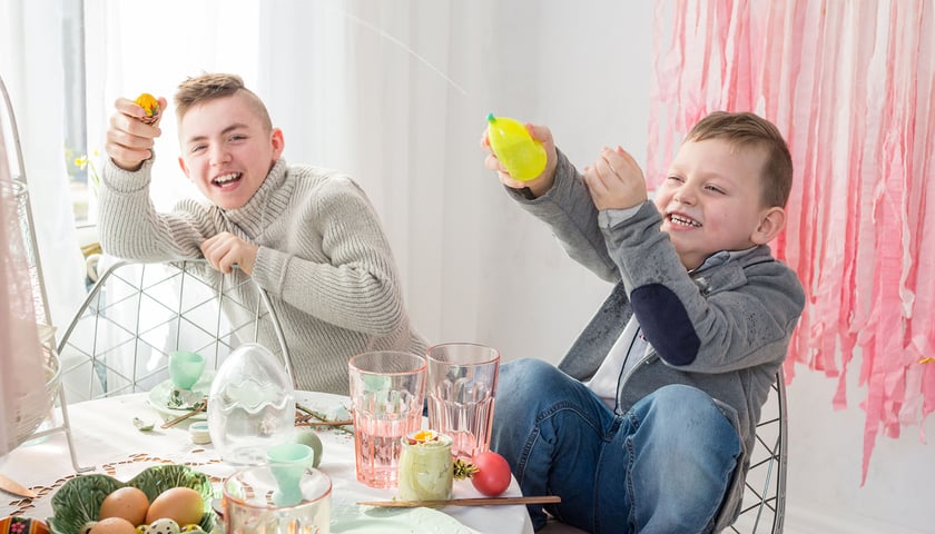 Dzieci oblewające się wodą, zdjęcie ilustracyjne