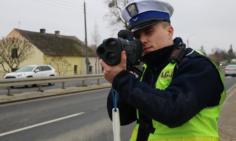 Policjant sprawdzający prędkość 