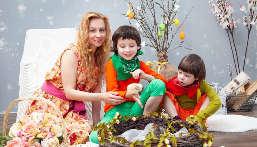 Mama z dziećmi, dookoła  ozdoby i dekoracje wielkanocne