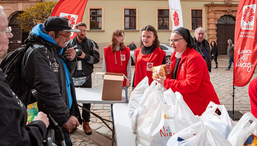 Caritas Archidiecezji Wrocławskiej rozdał ubogim 600 paczek z żywnością