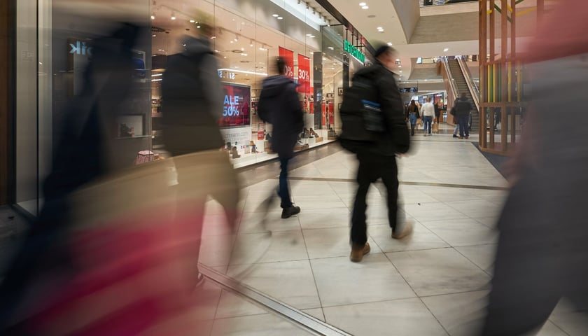 Zdjęcie ilustracyjne: wnętrze czynnej galerii handlowej. 