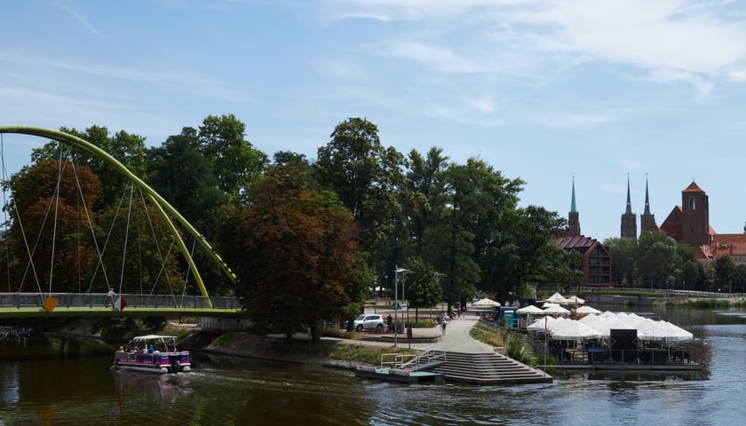<p><strong>Wyspa Słodowa to popularne miejsce wśród wrocławskich studentów.</strong><span>&nbsp;</span><span>Warto wybrać się tam na spacer lub zorganizować piknik ze znajomymi.</span></p> <p><a href="htps://www.wroclaw.pl/dla-mieszkanca/co-na-wiosne-we-wroclawiu">Sprawdź, co jeszcze robić wiosną we Wrocławiu.