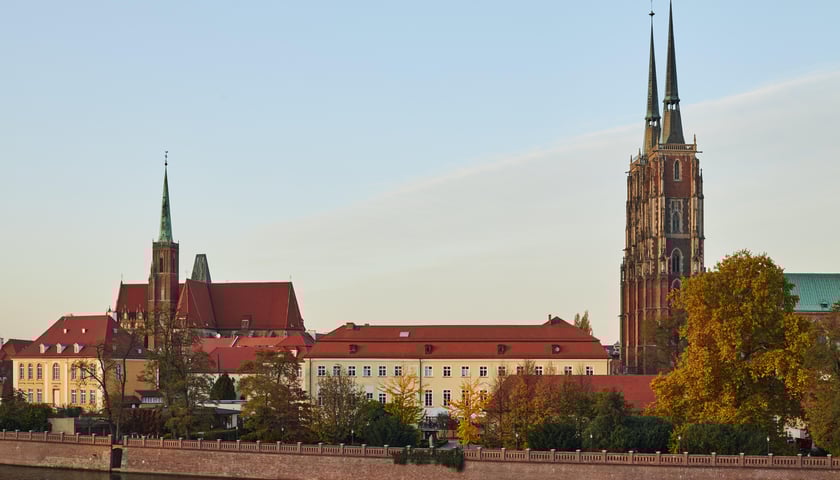 <p><strong>Ostrów Tumski to najstarsza, zabytkowa część Wrocławia.</strong><span>&nbsp;</span><span>Znajdują się tam Katedra p.w. św. Jana Chrzciciela, kościół p.w. św. Idziego i Brama Kluskowa.</span></p> <p><a href="htps://www.wroclaw.pl/dla-mieszkanca/co-na-wiosne-we-wroclawiu">Zobacz, jakie atrakcje czekają na Ostrowie Tumskim.</a></p>