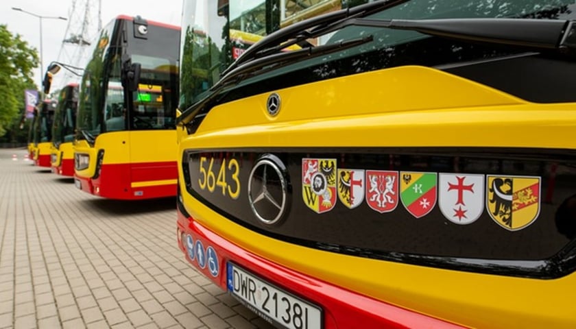 Herby podwrocławskich miejscowości oraz Miasta Wrocławia zamontowane na autobusie podmiejskim 