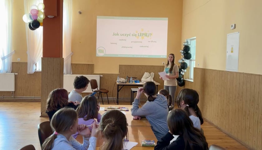 Warsztaty edukacyjne prowadzone przez licealistki