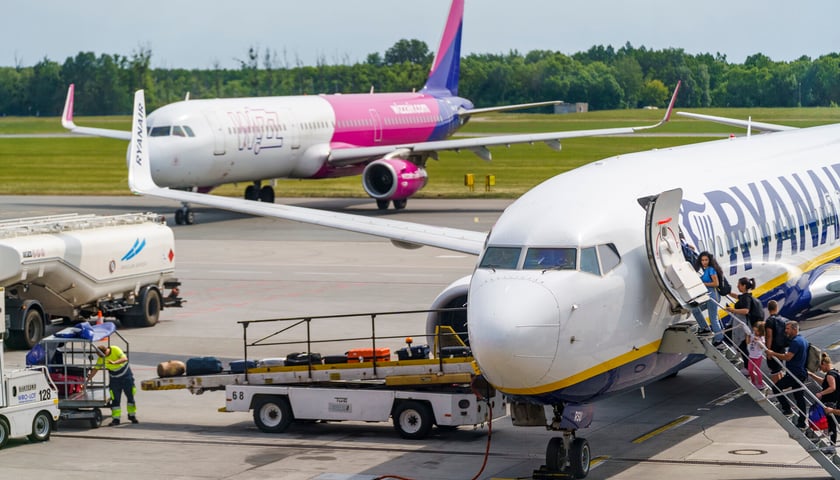 Samoloty na lotnisku. Na drugim planie samolot linii Wizzair