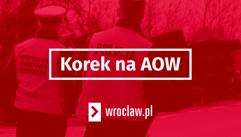 Czerwona tablica z białym napisem "korek na AOW"