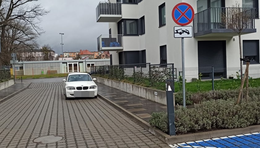 <p>Mistrzowie parkowania we Wrocławiu. Przykłady niezgodnego z przepisami parkowania (ul. Zielna)</p>