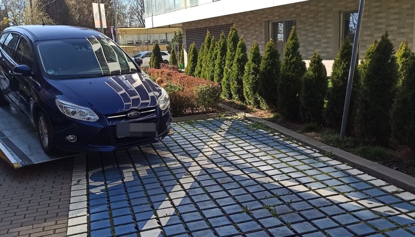 <p>Mistrzowie parkowania we Wrocławiu. Przykłady niezgodnego z przepisami parkowania</p>