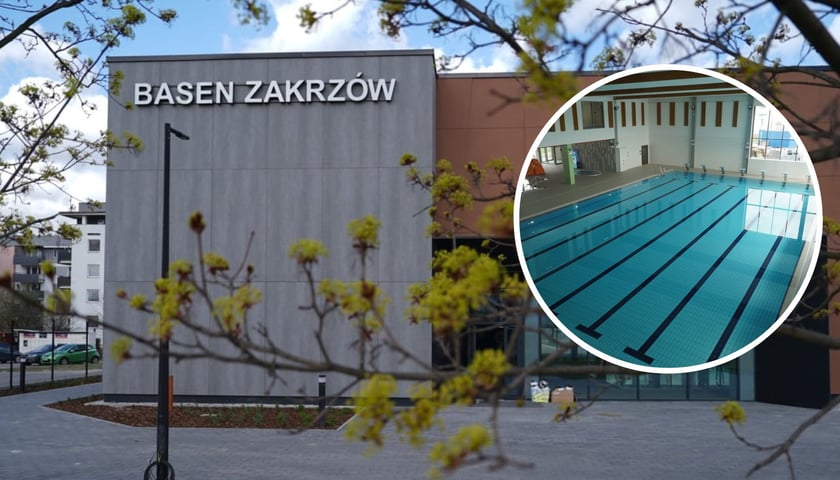 Basen zewnętrzny i budynek Aquaparku Zakrzów, w kółeczku tory basenowe