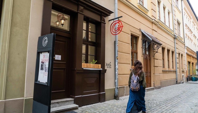 Wejście do Instytutu im. Jerzego Grotowskiego (Rynek-Ratusz 27)