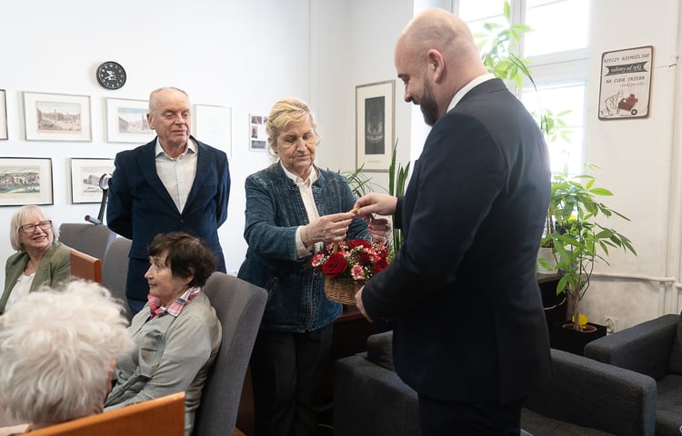Lokatorzy dawnych mieszkań zakładowych podczas spotkania w Urzędzie Miejskim we Wrocławiu