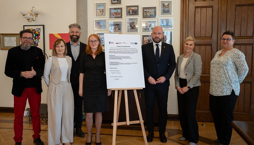 Na zdjęciu sygnatariusze umowy o partnerstwie na rzecz realizacji projektu „Razem łatwiej. Wrocławski asystent osobisty osoby z niepełnosprawnością”, wśród nich prezydent Jacek Sutryk