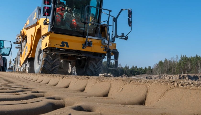 Maszyny na budowie drogi S8 pojawią się po podpisaniu umowy z wykonawcą, co ma nastąpić w maju.