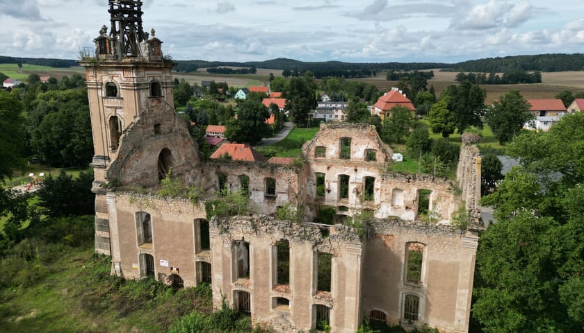 Ruiny kościoła w Twardocicach. Według jednej z hipotez, miał to być główny kościół ucieczkowy schwenkfeldystów. Według innej, mieli oni modlić się w Twardocicach pod gołym niebem.