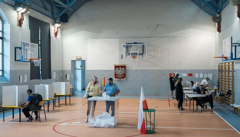 Lokal wyborczy w sali gimnastycznej wrocławskiej szkoły - zdjęcie ilustracyjne