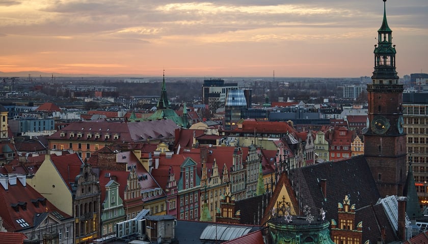 Wrocławskie centrum z wieży kościoła pw. Marii Magdaleny - dachy kamienic