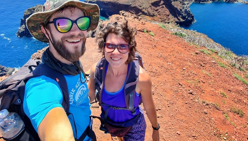 Uśmiechnięci Rafał Plantos i Paulina Gęsiorek - para podróżników - na zdjęciu selfie