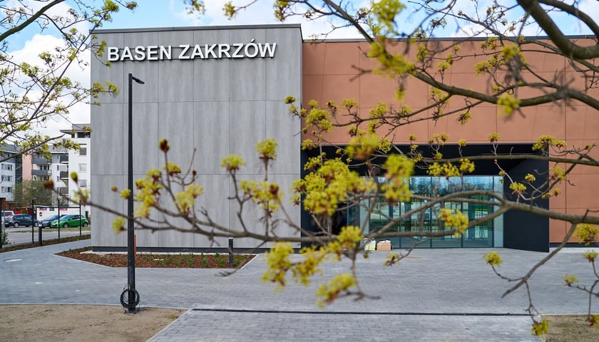Budynek aquaparku Zakrzów na osiedlu Psie Pole - Zawidawie