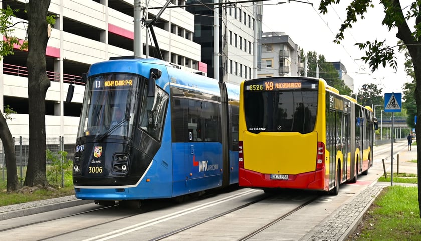 7 kwietnia, w dniu wyborów, komunikacja miejska we Wrocławiu jest bezpłatna dla wszystkich. Na zdjęciu tramwaj Skoda 16T mija się z Mercedesem Citaro 2 na trasie autobusowo-tramwajowej na Nowy Dwór. 