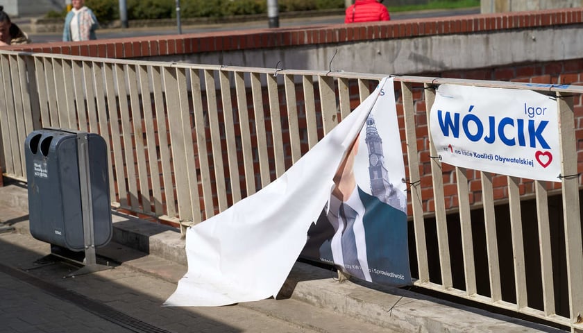 Zerwany plakat wyborczy w centrum Wrocławia