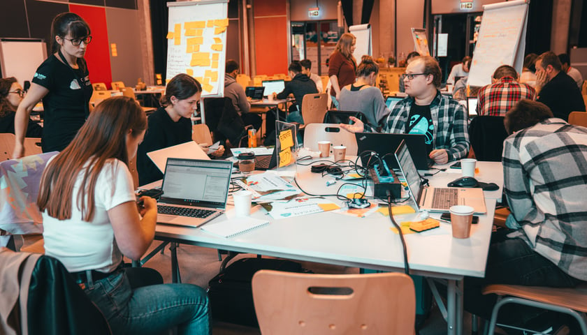 Programiści podczas ChatITy Hackathon 2022  