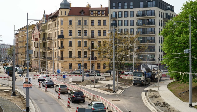 Samochody jadące ulicą Pomorską, 8 kwietnia 2024 roku