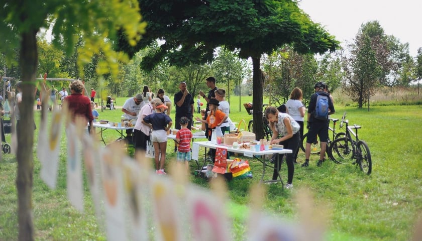 <p>Piknik sąsiedzki zrealizowany w ramach Mikrogrant&oacute;w, zdjęcie archiwalne</p>