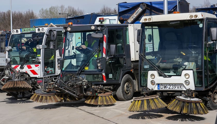 Sezon letni oczyszczania miasta rozpoczęty - na zdjęciu zamiatarki