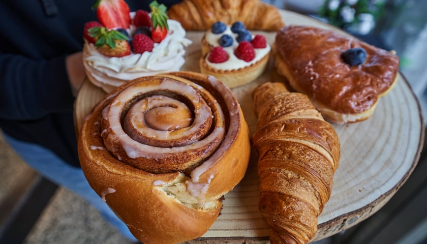 W menu wrocławskich śniadaniowni znajdziemy również cynamonki, croissanty i ciasta. Sprawdź, gdzie zjeść śniadanie we Wrocławiu!  