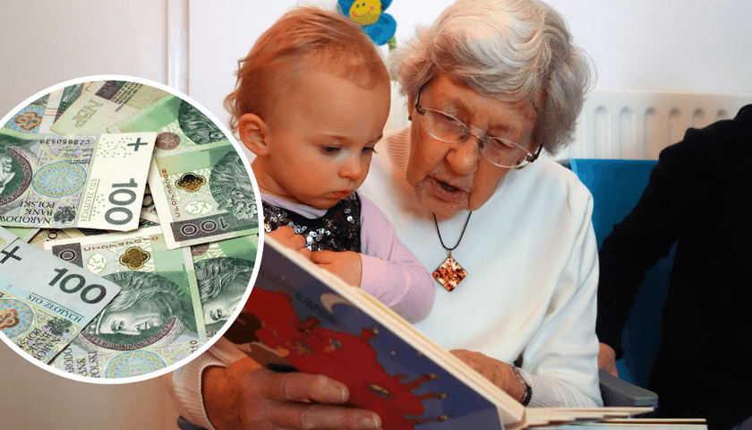 Babcia czyta małemu dziecku książeczkę. Z lewej w kółku kilka banknotów 100 zł
