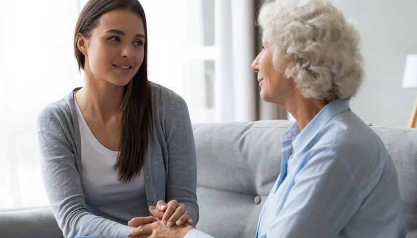 Młoda kobieta rozmawia z seniorką