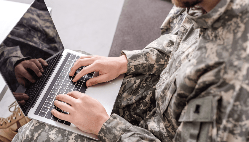 Żołnierz w mundurze przy komputerze, zdjęcie ilustracyjne