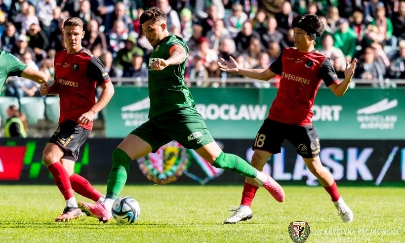 Erik Exposito i piłkarze Górnika Zabrze w walce o piłkę