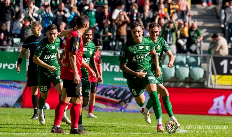 Erik Exposito cieszy się po bramce zdobytej w meczu z Górnikiem Zabrze na Tarczyński Arenie jesienią 2023 r. (1:1). Niestety kapitan Śląska nie zagra w niedzielę w Zabrzu