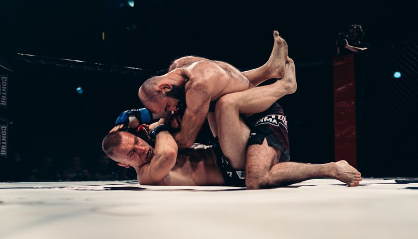 Zawodnicy walczący w parterze podczas gali Contra MMA 4 w Hali Orbita