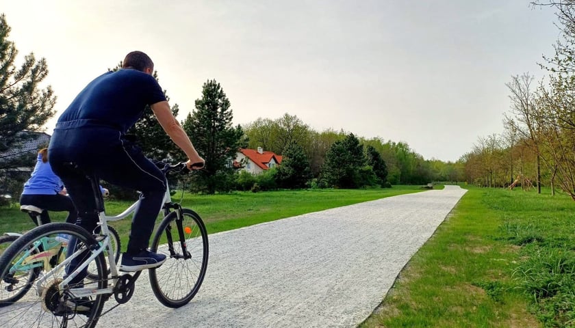 Rowerzyści korzystają już z nowej trasy biegnącej wzdłuż ulicy Koziej na Maślicach.