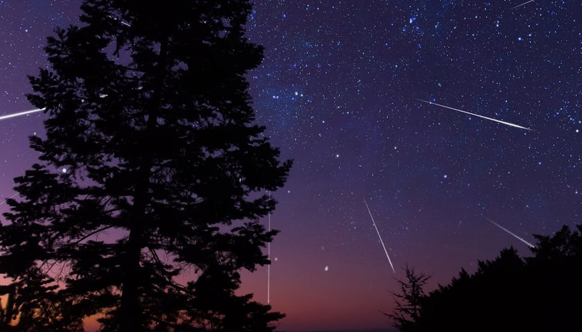 Lirydy - deszcz meteorów na nocnym niebie