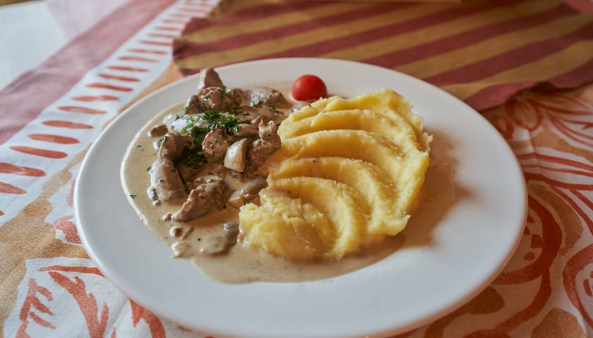 Na zdjęciu strogonow z menu Magdy Gessler. W bistro Sama Rozkosz nie zjemy już dań, które przygotowywano w programie.