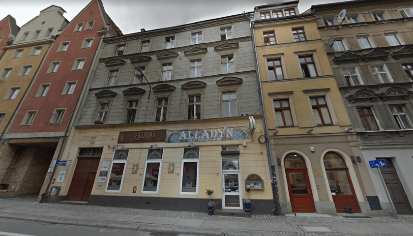 Na zdjęciu dawna restauracja Alladin's we Wrocławiu. Miejsce zostało zamknięte krótko po emisji odcinka w telewizji.