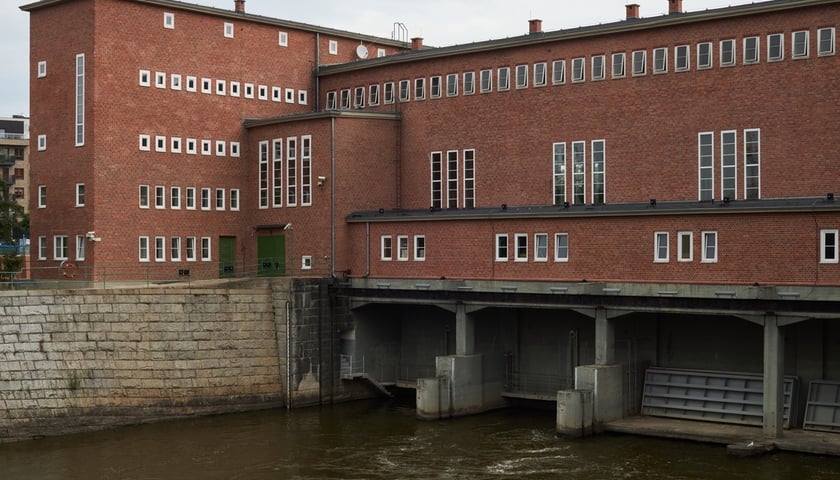 <p>Budynki elektrowni wodnych przy moście Pomorskim Południowym</p>