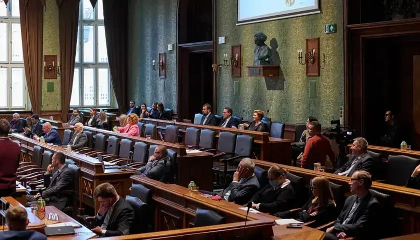 Radne i radni w sali sesyjnej wrocławskiego ratusza, sesja Rady Miejskiej Wrocławia